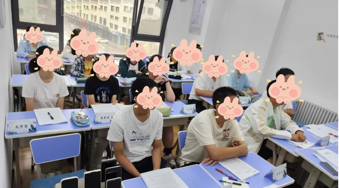 书香逸学校课堂现场，学生面部已做隐私处理